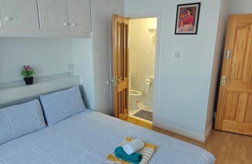 Ongar Apartment | 4 Bed house 9 adults
