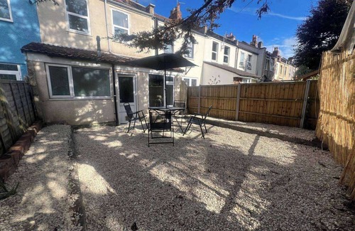 Hanham House | 4 Bed House Sleeps 7-Free Parking- Contractors