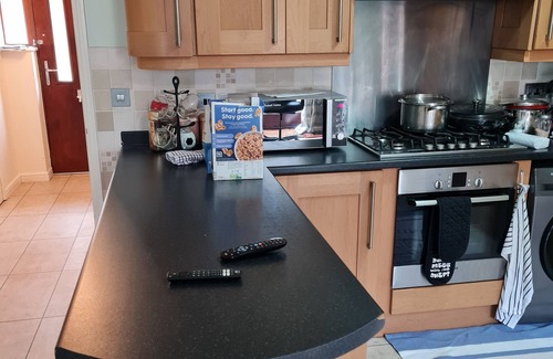 Sherborne St. John House | 4 Bed house with 4 cozy en-suites, large kitchen, 15 mins walk from hospital