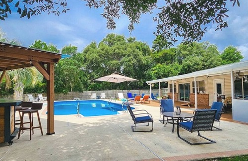 Navarre House | 4 bed with pool, basketball court, fire pit, tiki bar, outdoor kit, pool table
