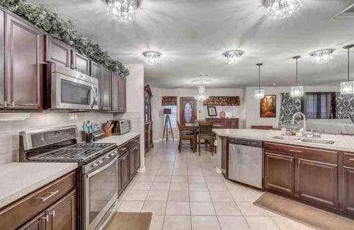 Houston House | 4 Bedroom/2 1/2 bath pleasant house with AC in vibrant Houston