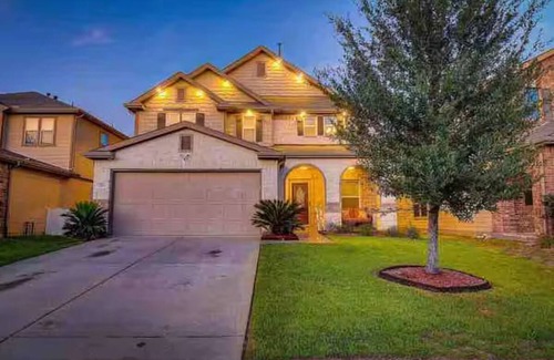 Houston House | 4 Bedroom/2 1/2 bath pleasant house with AC in vibrant Houston
