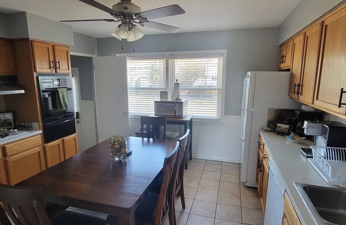 Glenview House | 4 Bedroom, 2 Full Bath. Centrally Located. Near O'Hare Airport and attractions