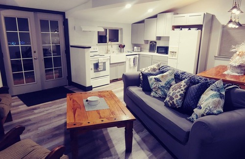 Riggins House | 4 Bedroom/3 Bath Upper Level Remodeled Shop, in town, fully loaded for up to 12!