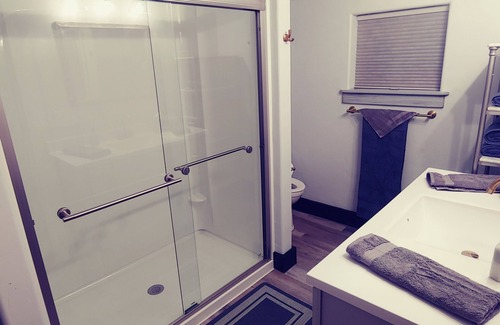 Riggins House | 4 Bedroom/3 Bath Upper Level Remodeled Shop, in town, fully loaded for up to 12!