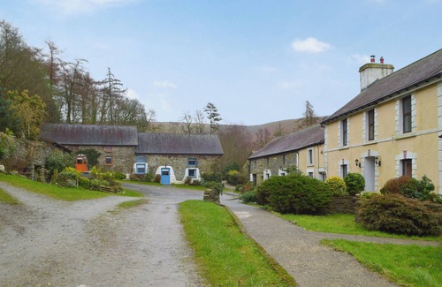 Llanybydder Cottage | 4 bedroom accommodation in Llanllwni