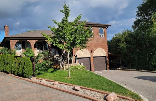 Maple Leaf House | 4 bedroom Apt, 1Floor, 9 people stay, private graden
