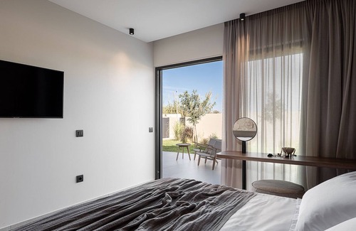 Tavronitis Villa | 4 Bedroom BeachFront Deluxe Villa by Delfus