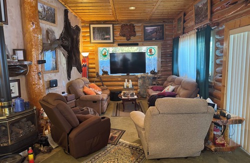 Mountain Home Cabin | 4-bedroom cabin in charming Pine Idaho with WiFi, AC, mountains, rive, lake