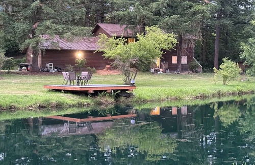 Amboy House | 4-Bedroom Chateau – Luxurious Retreat with Pond, Creek, and Modern Amenities