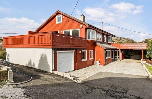 Egersund Apartment | 4 bedroom gorgeous apartment in Hellvik