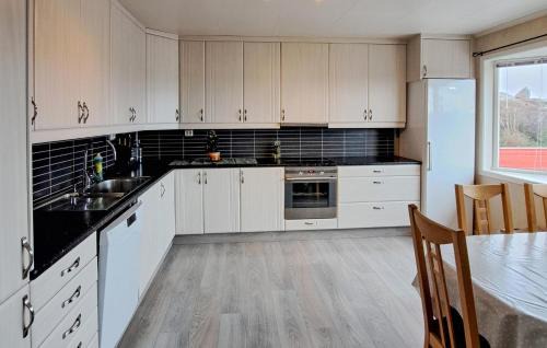 Egersund Apartment | 4 Bedroom Gorgeous Apartment In Hellvik
