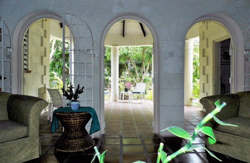 Gibbs Bay House | 4 Bedroom Home - A 5 minute Walk to 'Toes in the Sand' at 2 Amazing Beaches!