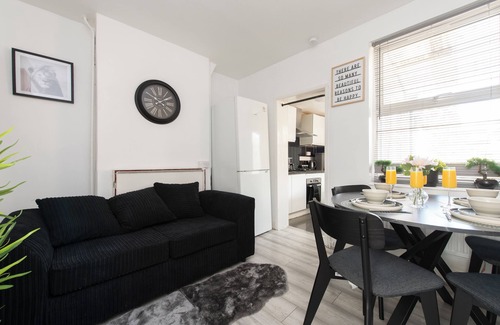 Bensham Manor House | 4-Bedroom, Home, Croydon, Sleeps 8! Family, Group And Contractor Friendly!