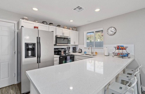 Kyrene-Superstition Apartment | 4 Bedroom Home in Tempe - covered porch, yard, garage, laundry