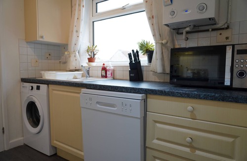 Milton House | 4 Bedroom Home - Sleeps 10 - Free Parking