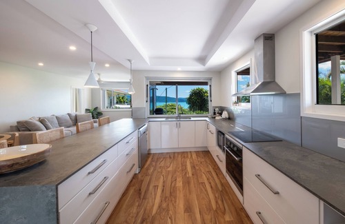 Airlie Beach House | 4 Bedroom Home with Panoramic Ocean Views and pool