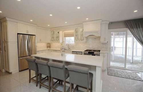 Lincoln House | 4 Bedroom Home with INDOOR Hot Tub and Pool in Wine country-Niagara Benchlands!