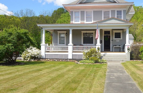 Berkeley Springs House | 4-bedroom house in historic Berkeley Springs with AC, WiFi & Hot Tub
