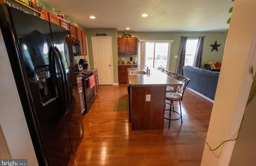 Aspers House | 4-bedroom house features elegant living spaces with high ceilings, AC, WIFI
