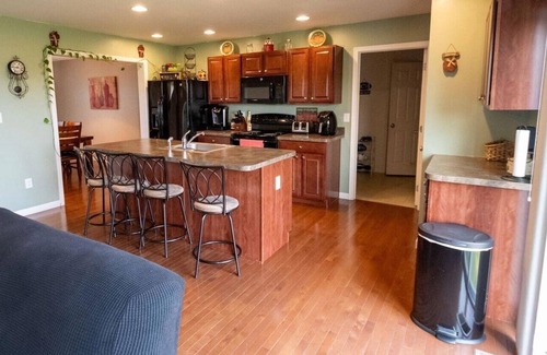 Aspers House | 4-bedroom house features elegant living spaces with high ceilings, AC, WIFI