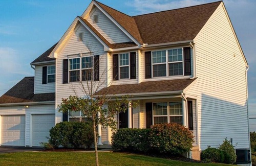 Aspers House | 4-bedroom house features elegant living spaces with high ceilings, AC, WIFI