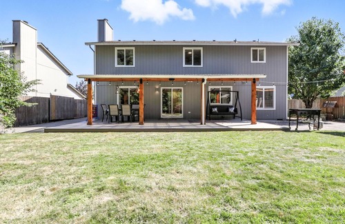 Five Corners House | 4-bedroom house in central Vancouver with WiFi, AC. King bed.