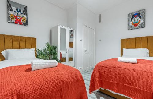 Eccles House | 4 Bedroom House in Eccles, Trafford, Manchester - Sleeps 10 - 3 Double Beds - 4 Single Beds - FREE PARKING, Garden & Fast Fibre Wi-Fi - Close to Trafford Centre, MediaCityUK, Salford Quays, and both Old Trafford stadiums