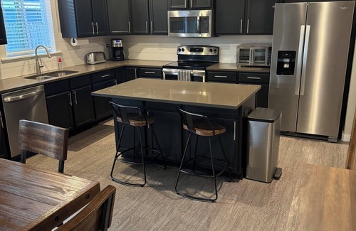 Medford House | 4-bedroom house in lovely Medford with AC, Close to Rogue X, beautiful patio.