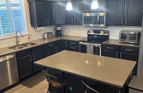 Medford House | 4-bedroom house in lovely Medford with AC, Close to Rogue X, beautiful patio.