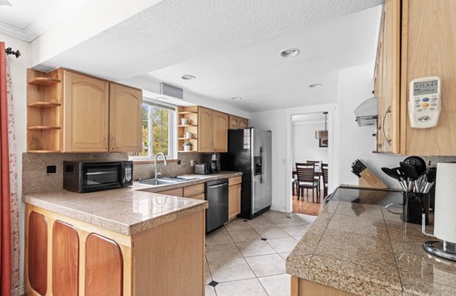 Willow Park House | 4-bedroom house in tranquil Aurora with AC, WiFi. Enjoy a peaceful getaway