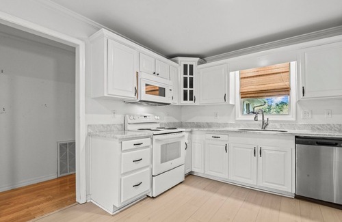 Bay St Louis House | 4-bedroom house in charming Bay St Louis, sleeps 12, 3 minutes to downtown. Wifi