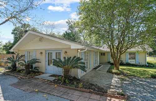 Bay St Louis House | 4-bedroom house in charming Bay St Louis, sleeps 12, 3 minutes to downtown. Wifi