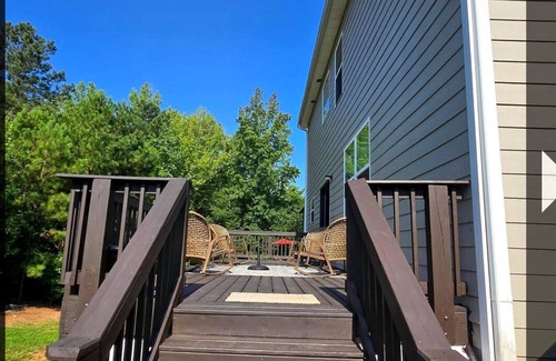 Conyers House | 4-bedroom house in wonderful Conyers with AC, fitness room/pool table/bar