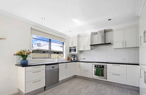 Penguin House | 4 bedroom house less than 3 mins drive to the ocean