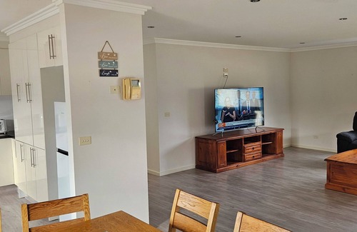 Penguin House | 4 bedroom house less than 3 mins drive to the ocean