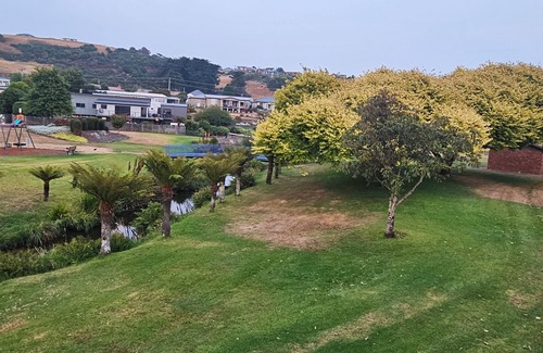 Penguin House | 4 bedroom house less than 3 mins drive to the ocean