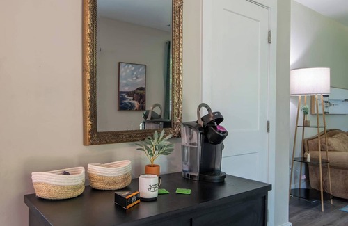 Charlotte House | 4- Bedroom House Prime Spot in Charlotte, NC.minutes away from Everything!