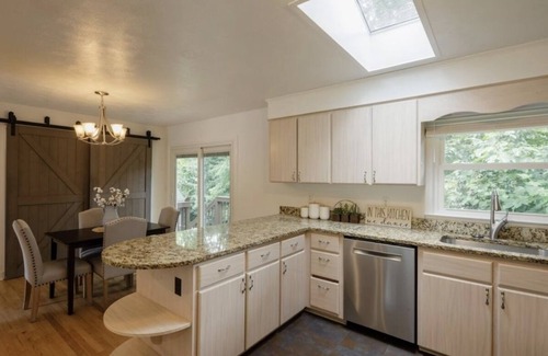 Charlottesville House | 4 bedroom house close by UVA and wineries and barracks Rd shopping center