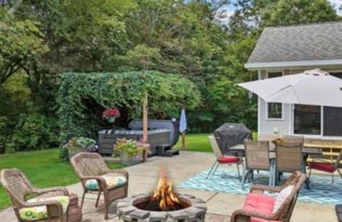 Green Hill House | 4-bedroom house in charming South Kingstown, wifi, AC, Private beach parking