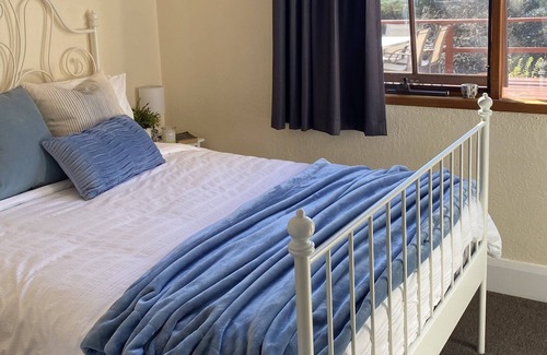 Trevallyn House | 4 bedroom house with spectacular views and short walk to the beautiful gorge