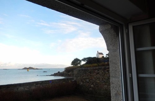 Roscoff House | 4 bedroom house with character facing the sea, 5m beach access