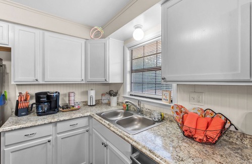 Perry House | 4 bedroom, King Bed, 4 min to Fairgrounds, TVs in all Rooms