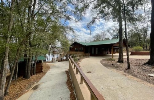 Chipley House | 4-bedroom Lake House 45 Minutes from the Beach!