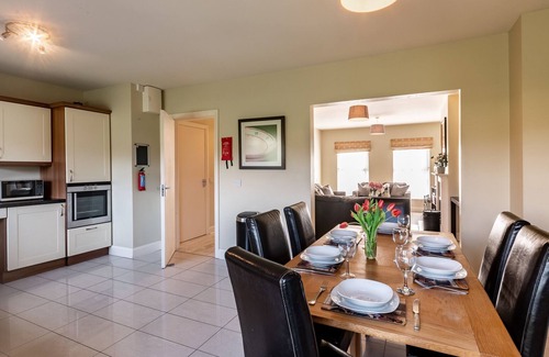 Kenmare House | 4-Bedroom Pet-Friendly Holiday Home with Free Pool and Leisure Centre Access