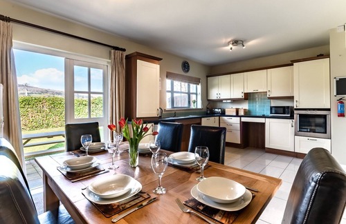 Kenmare House | 4-Bedroom Pet-Friendly Holiday Home with Free Pool and Leisure Centre Access