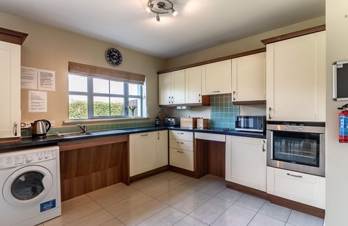 Kenmare House | 4-Bedroom Pet-Friendly Holiday Home with Free Pool and Leisure Centre Access