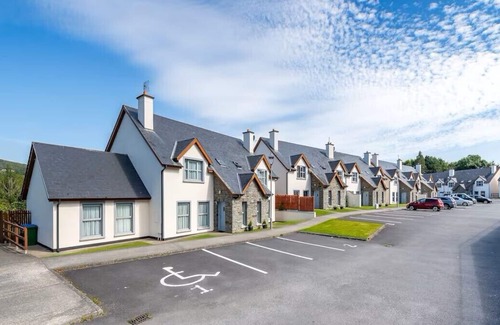 Kenmare House | 4-Bedroom Pet-Friendly Holiday Home with Free Pool and Leisure Centre Access