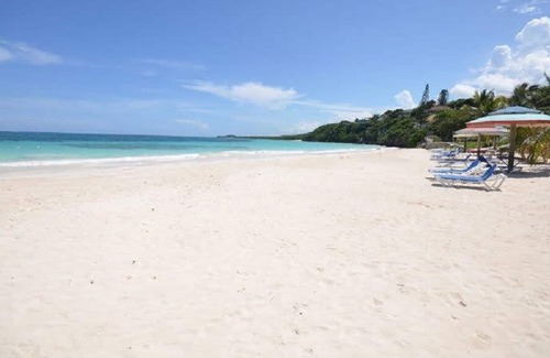 Silver Sands Villa | 4 bedroom Private beachfront Villa with Staff