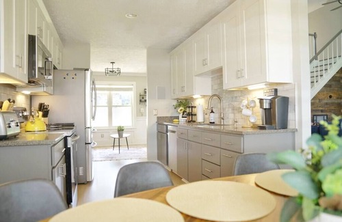 La Vergne House | 4 Bedroom Sleeps 10 with Huge Outdoor Space